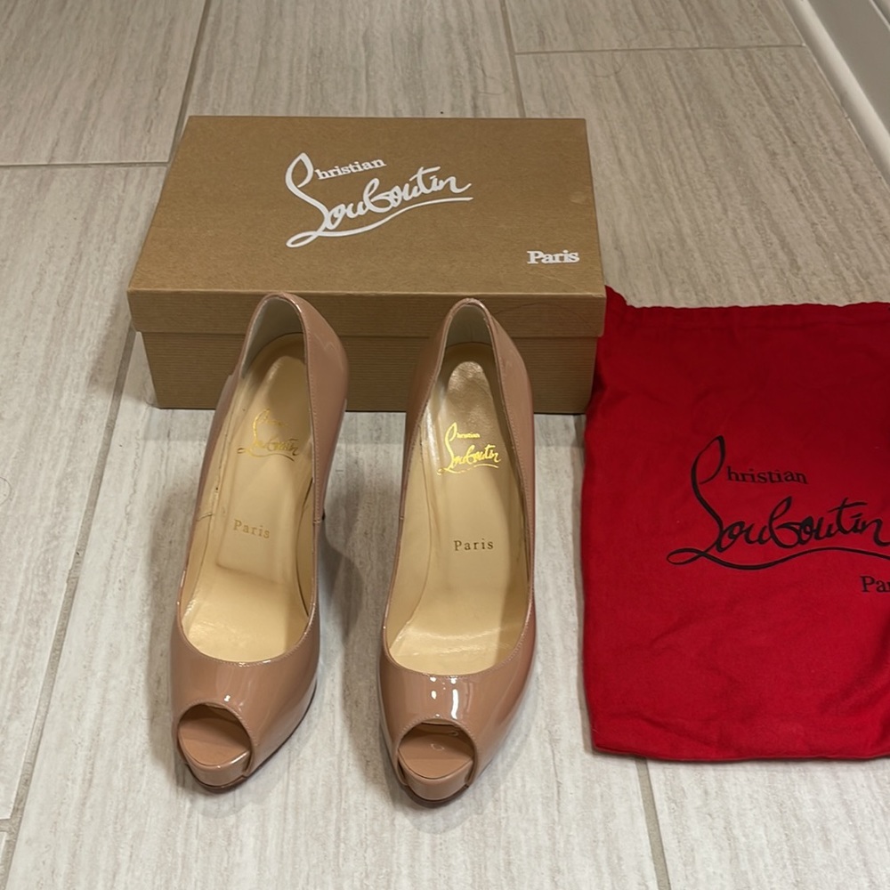 Christian Louboutin nude size 38 or 8b